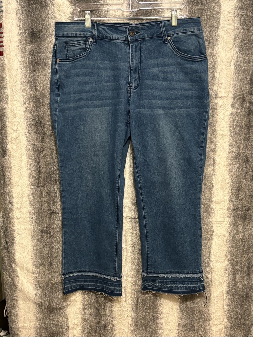 BloomChic Crop Denim Jeans in Medium Blue size 16